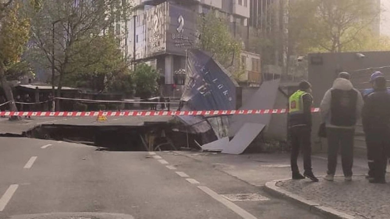 Sarıyer'de Yol Çöktü, Trafiğe Kapatıldı: Sürücüler İçin Uyarı!