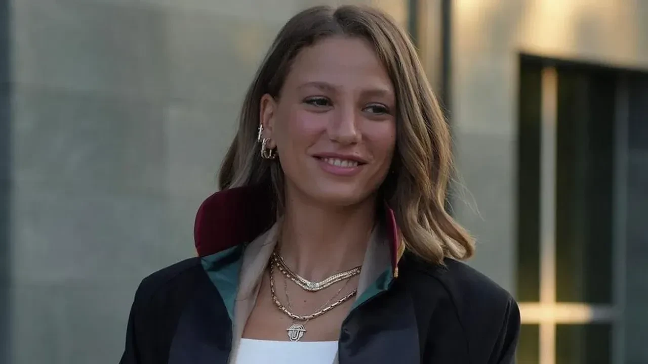 Serenay Sarıkaya, Milyonluk İmzayı Attı! Reklam Devleri Peşini Bırakmıyor: Ünlü Oyuncu Dizileri Bıraktı