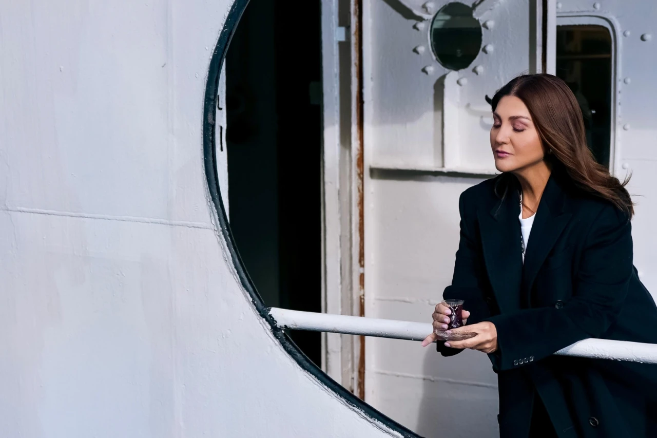 Sibel Can, 'Pes' şarkısının klibi İstanbul Boğazı'nda çekildi - Yazın müjdecisi!