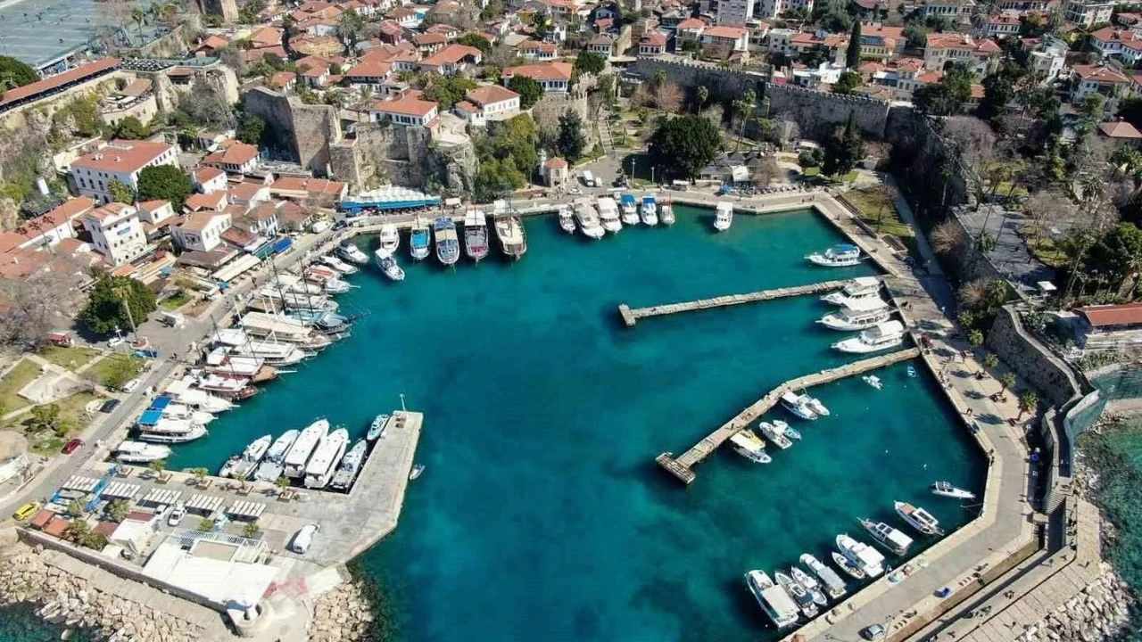 Antalya'da 1 Haziran'dan İtibaren Mühürlenecek Tesislerin Müşteri Kabulü Durduruldu