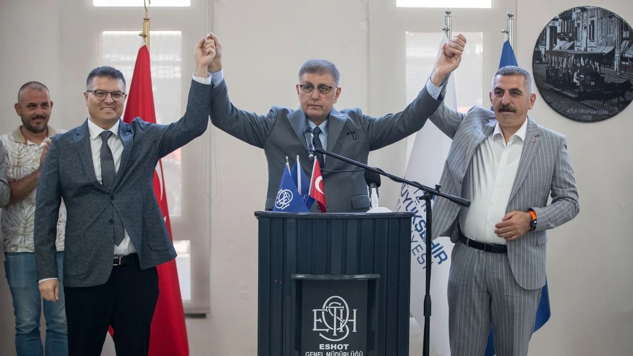 Başkan Tugay ESHOT personeliyle bayramlaştı: Biz bir aileyiz!