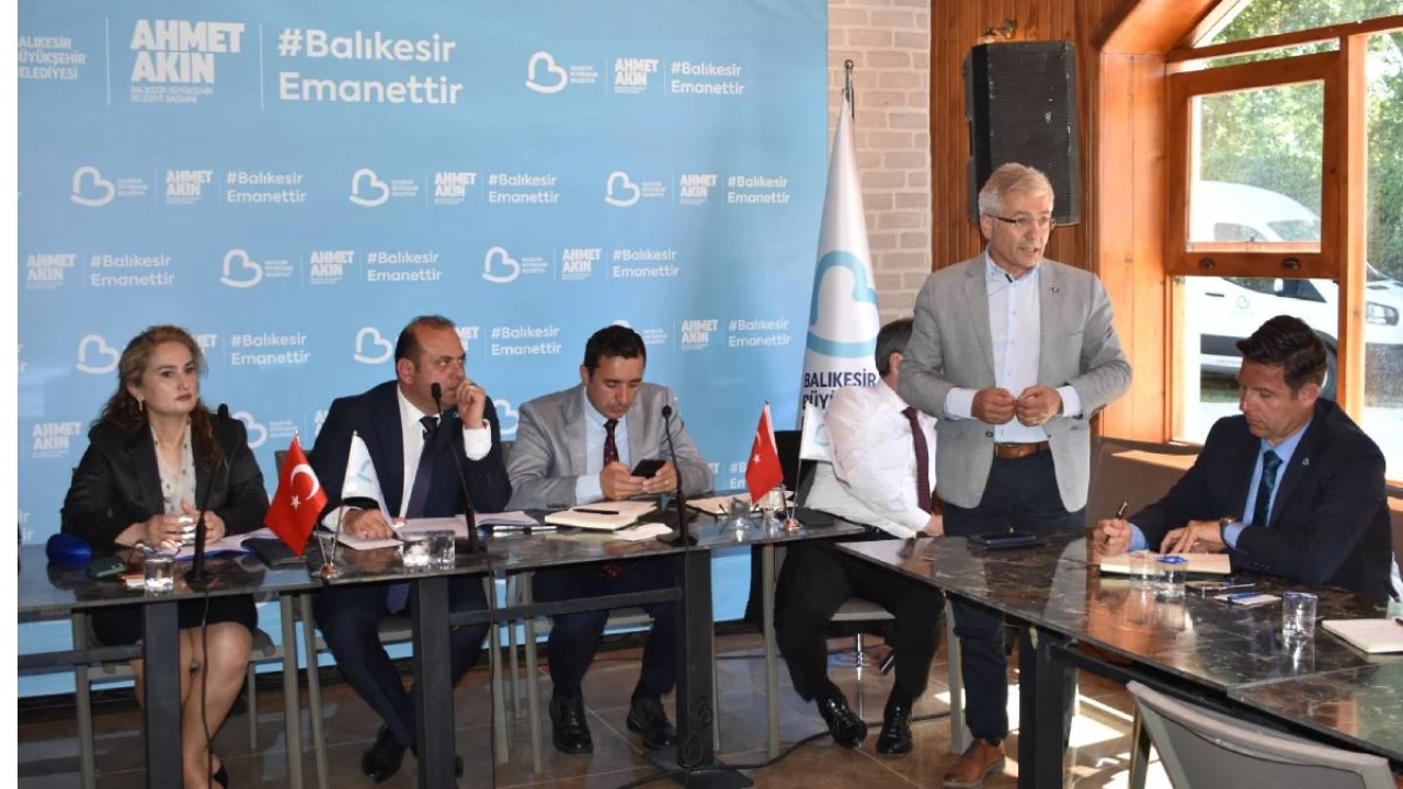 Balıkesir Büyükşehir Belediye Başkanı Akın, Edremitli muhtarlarla buluştu