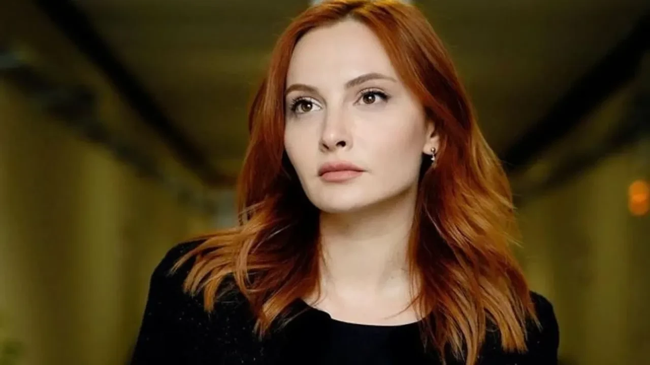 Cannes'de duyurmuştu! Başak Gümülcinelioğlu'ndan yeni karnı burnunda poz