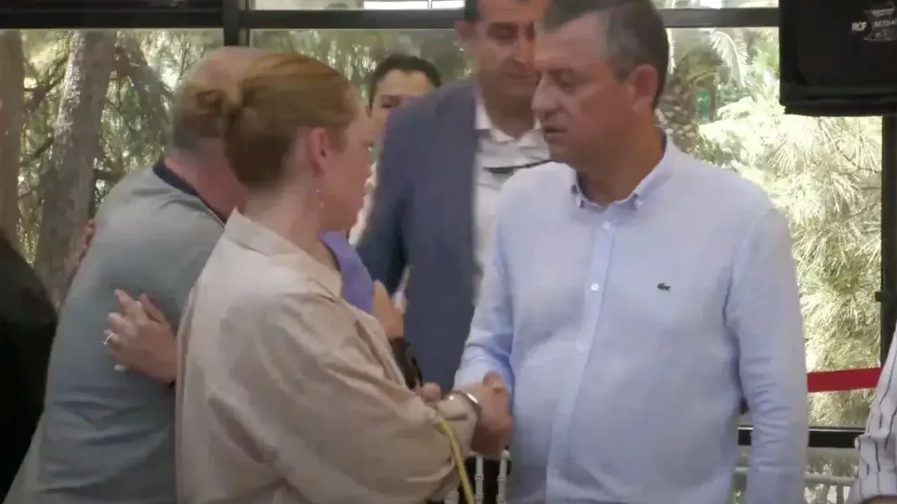 Demet Evgar’dan anlamlı destek: Ferdi Zeyrek’in taziyesinde duygusal anlar!