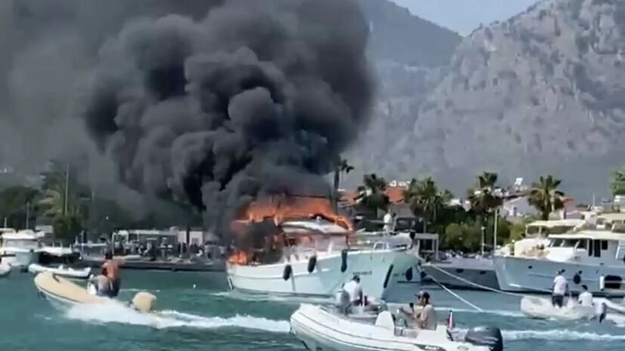 Muğla Fethiye'de marinada demirli motoryatta yangın