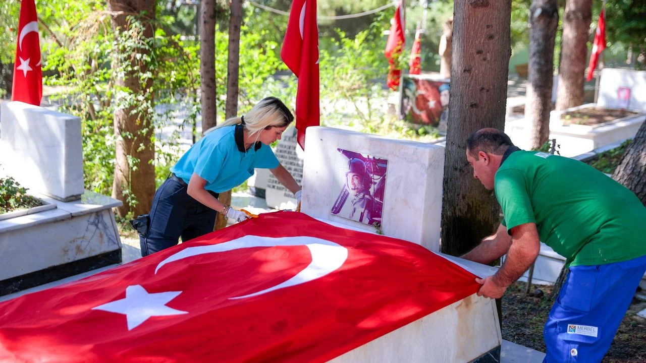 Konak Belediyesi Şehitlikte Temizlik ve Bakım Çalışması Gerçekleştirdi