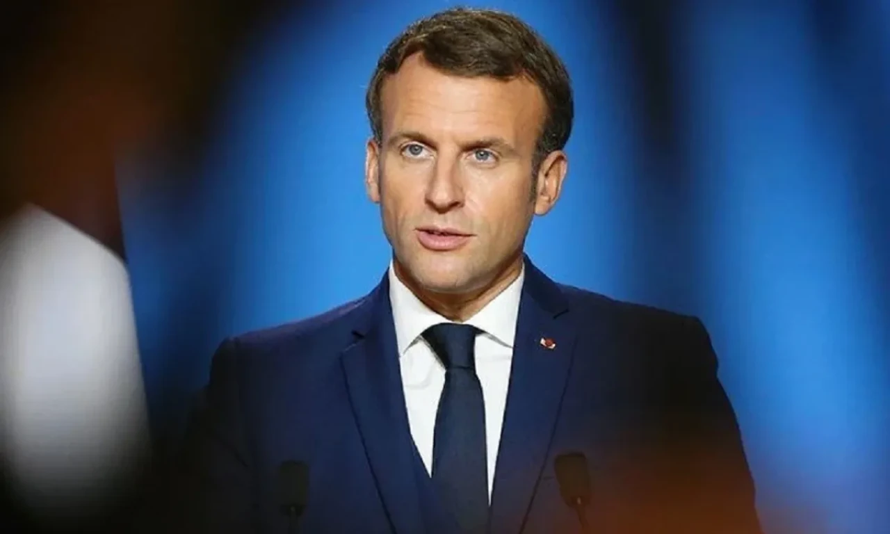 Macron'u üzecek gelişme! Müze çalışanı gibi davranıp örtüye sardılar