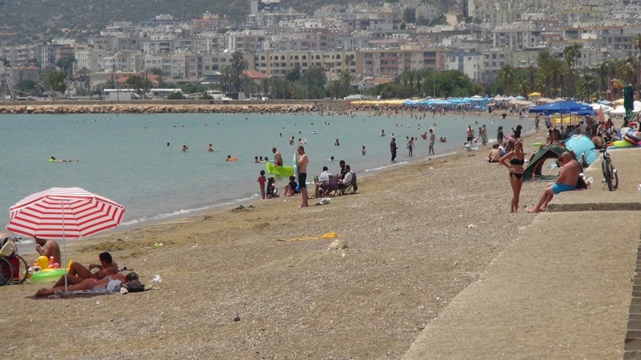 Mersin Sahillerinde Bayram Coşkusu: Tatilciler Akın Etti, Esnafın Yüzü Güldü