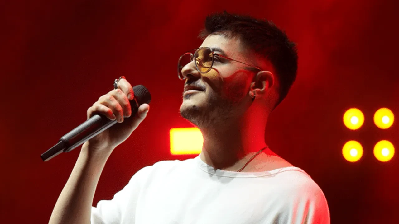 Semicenk, Ezan Okunurken Konserine Ara Verdi ve Takdir Topladı!