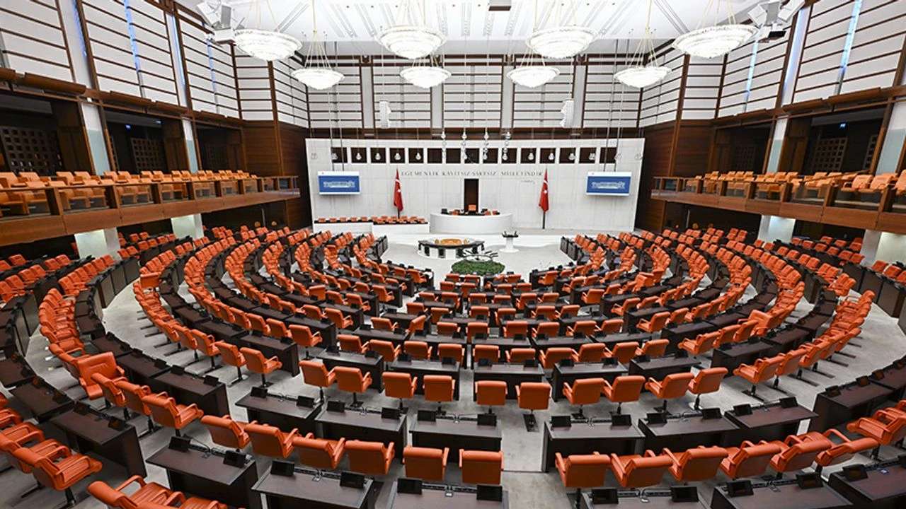 TBMM'de Meclis Başkanlığı seçimi yaklaşıyor ve AK Parti'nin Yargı Paketi görüşülüyor. Yoğun gündem bekleniyor.