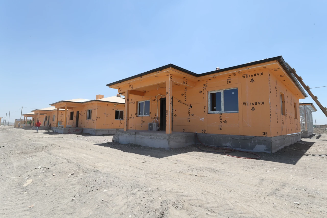 Vali Mustafa Masatlı, Ovakent Mahallesi'nde inşası devam eden 607 konutluk projeyi yerinde inceledi.