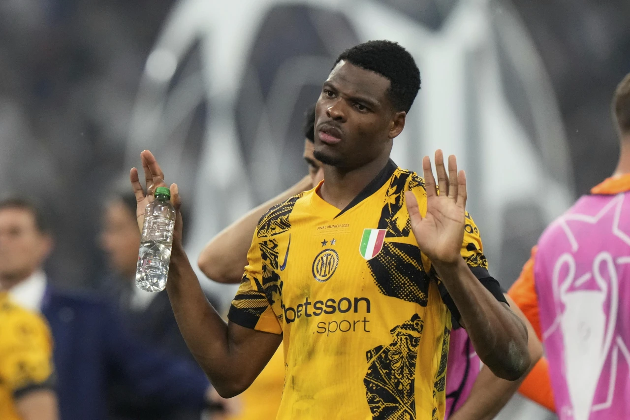 Barcelona, Inter'in sağ beki Denzel Dumfries'i transfer etmeye hazırlanıyor, teklif iletildi.