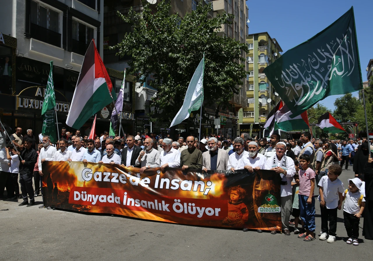 Sanat Sokağı'nda Hazreti Muhammed Karikatürüne Kınama: "Kutsallarımıza Yönelik Açık Saldırı"