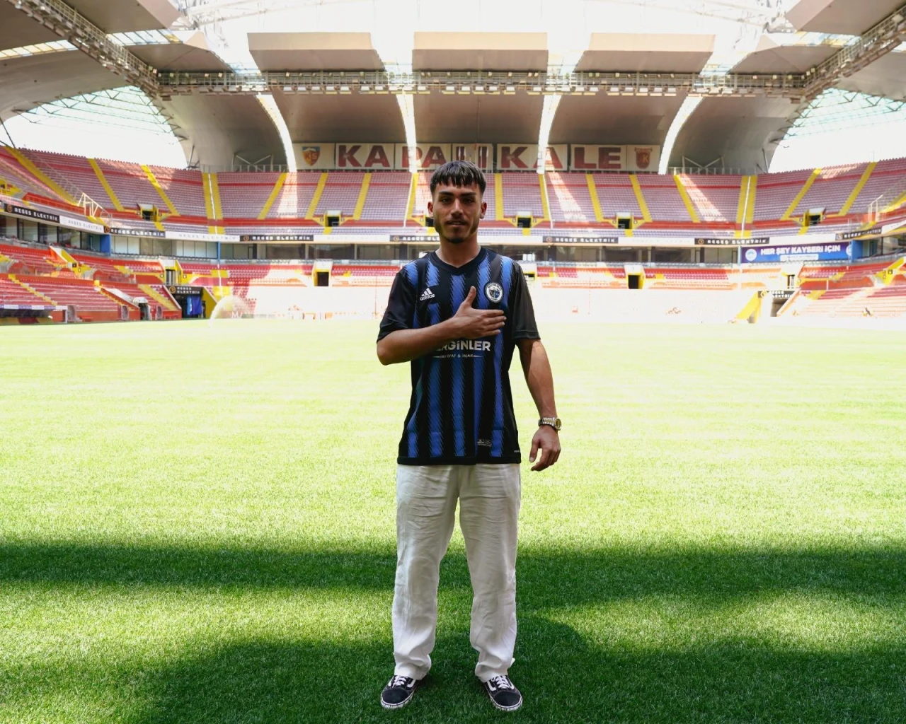 Erciyes 38 FK, Kayserispor'dan Ethem Balcı'yı kiraladı! Şehrin lezzetleriyle yapılan transfer çekimi ilgi çekti.