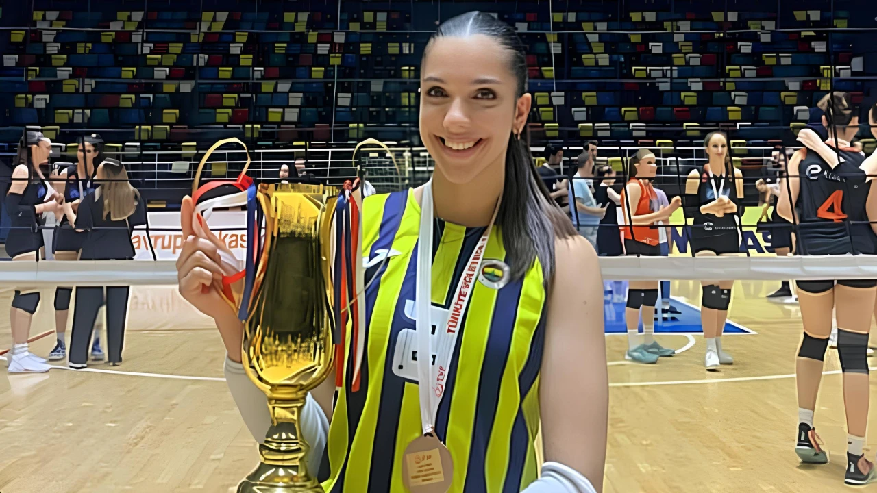 Fenerbahçe Medicana Kadın Voleybol Takımı, altyapısından yetişen Helin Kayıkçı'yı transfer etti.