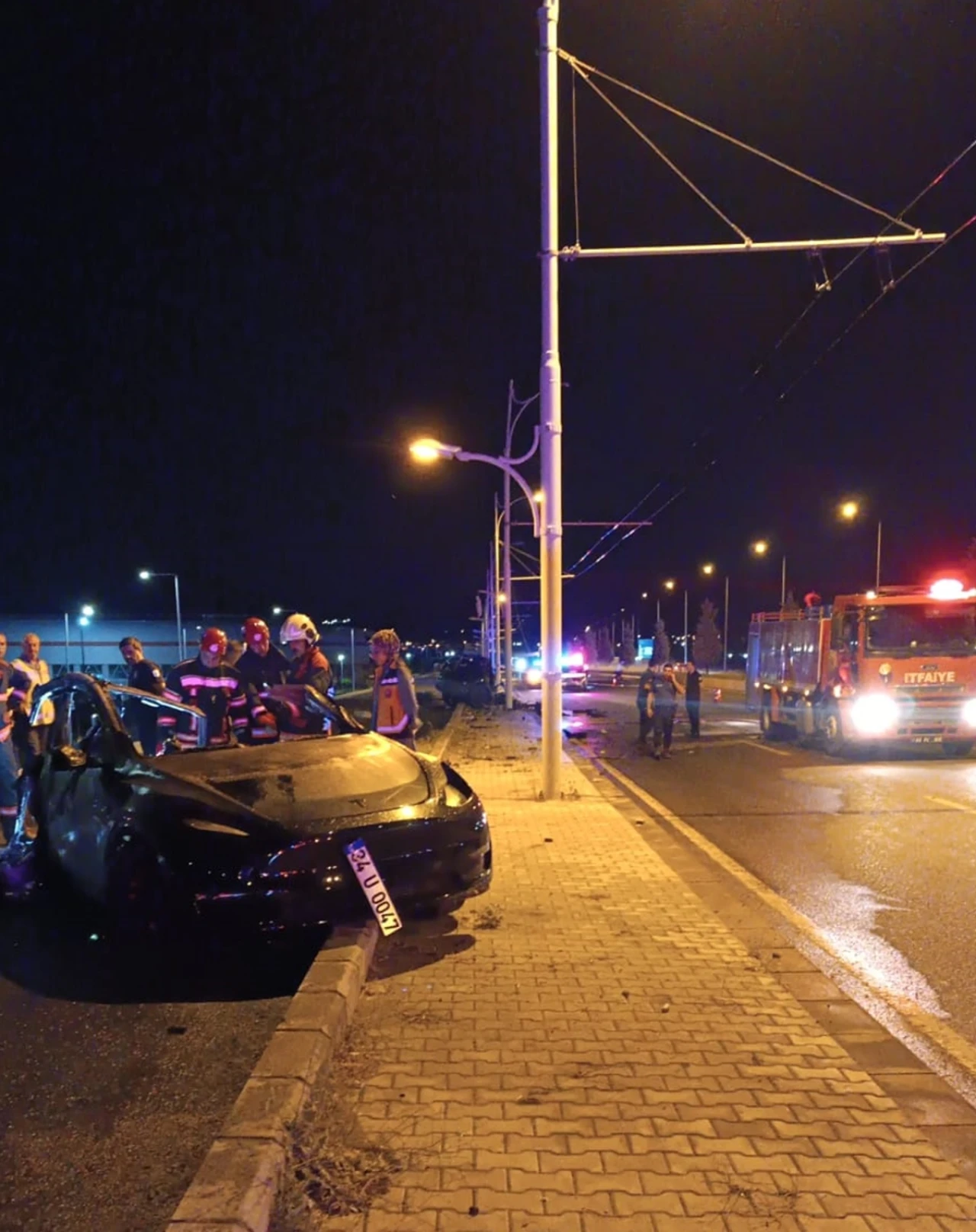 Yeni Malatya Stadı yakınında otomobilin aydınlatma direğine çarpması sonucu 2 kişi hayatını kaybetti.