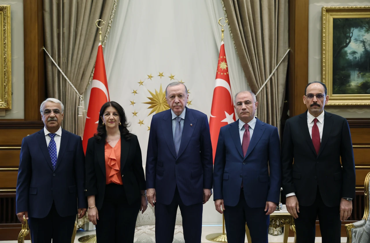 Terörsüz Türkiye Sürecinde Silah Bırakma Aşaması Yaklaşıyor: Cumhurbaşkanı Erdoğan DEM Parti Heyetiyle Görüştü.