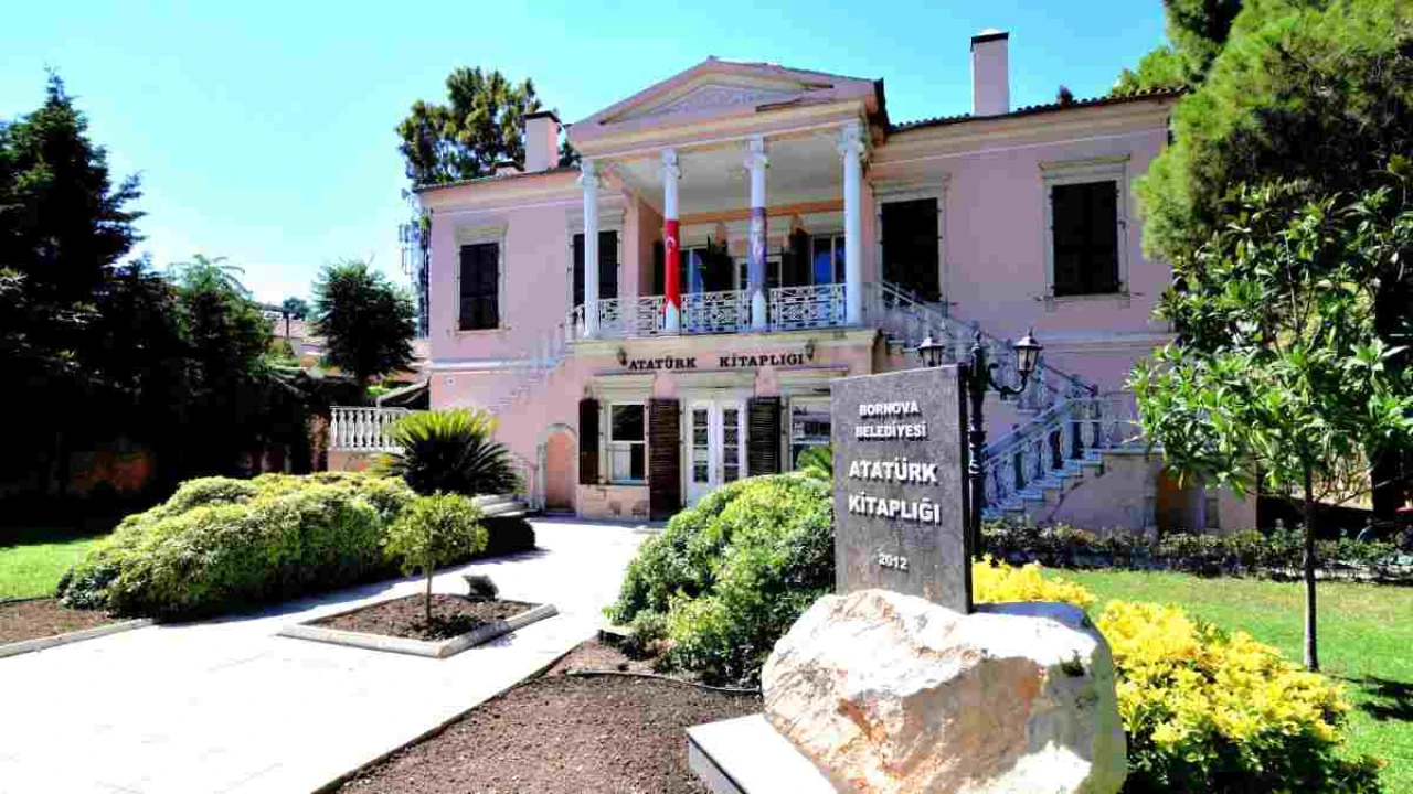 Bornova ilçesinde hizmet veren kütüphanede, 9 bin üyeye 8 kitaplık geniş bir koleksiyon sunuluyor