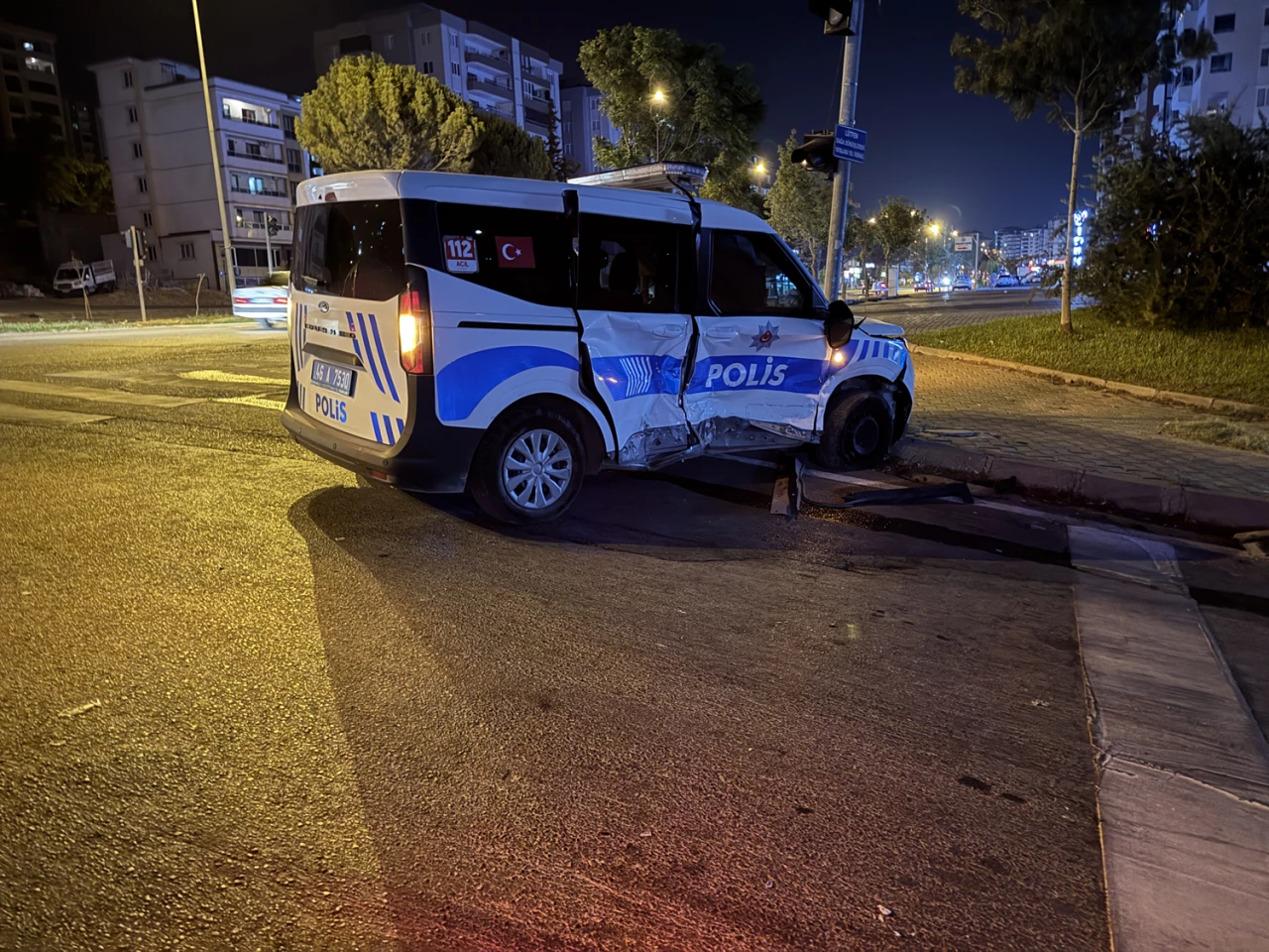 Yanık Petrol Kavşağı'nda Otomobil ve Ekip Aracı Çarpıştı, 5 Yaralı Hastaneye Kaldırıldı.