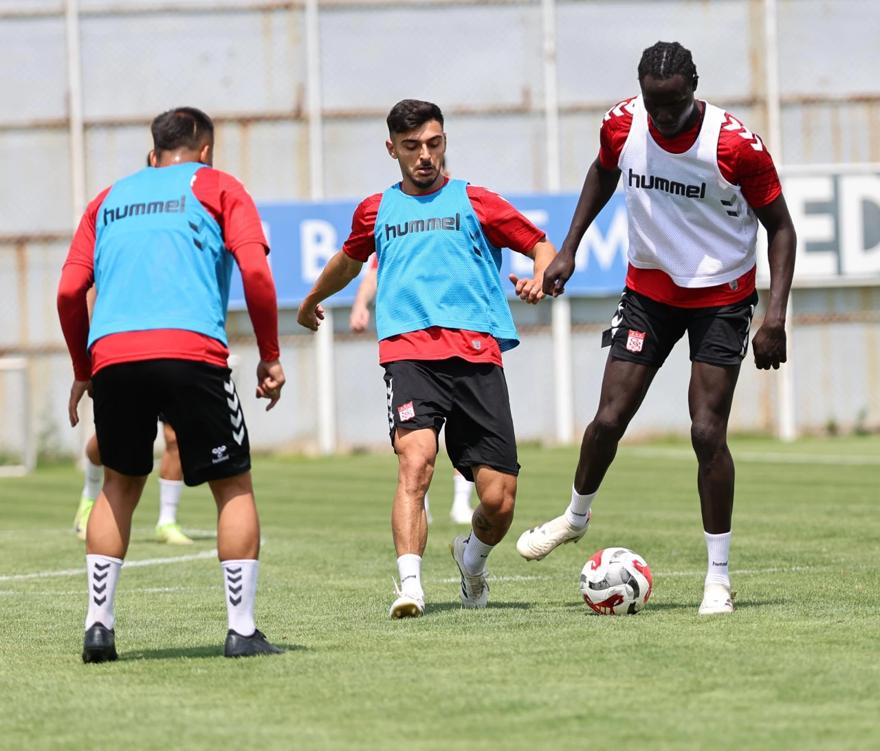Sivasspor, Erzurumspor FK maçı hazırlıklarına devam ediyor: Teknik direktör Korkmaz yönetiminde kuvvet çalışması sürüyor.