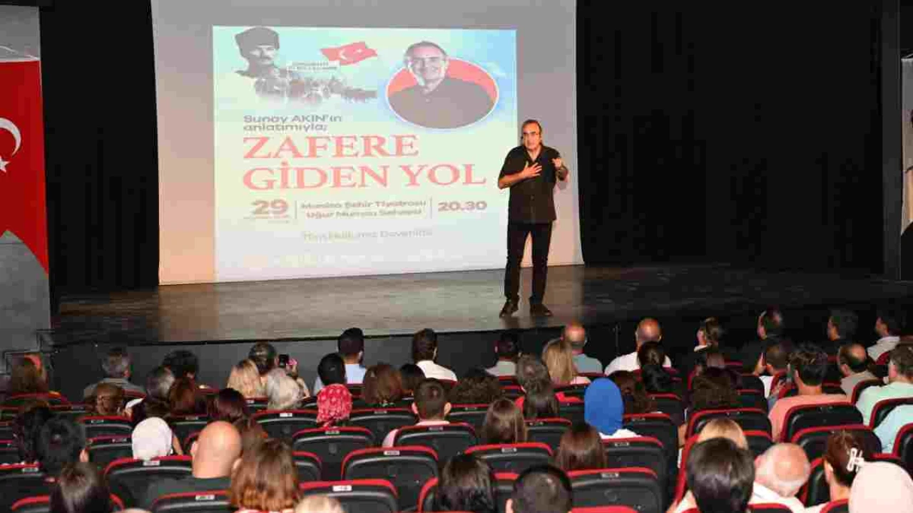 Ünlü Şair Sunay Akın'ın Zaferin Sırrı söyleşisi seyircilerden tam not aldı