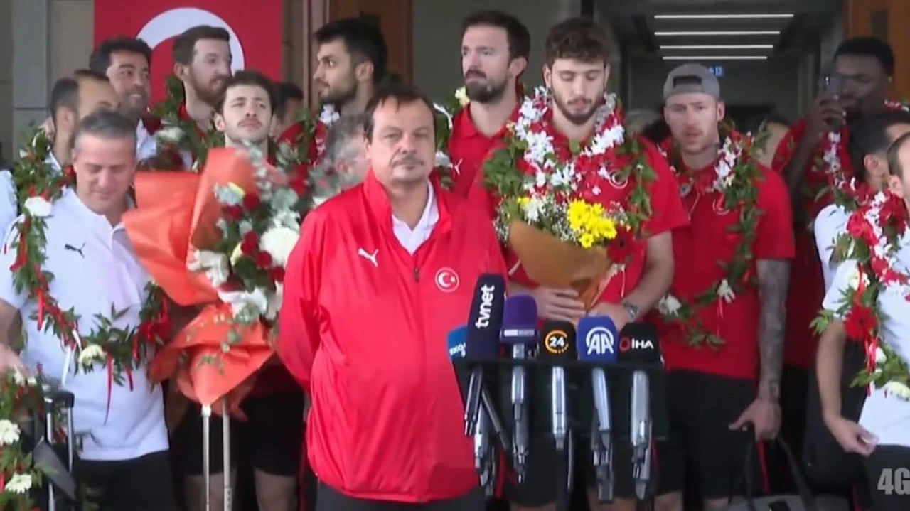 12 Dev Adam, Gururla Türkiye'ye Döndü: Havalimanında Coşkulu Karşılama!