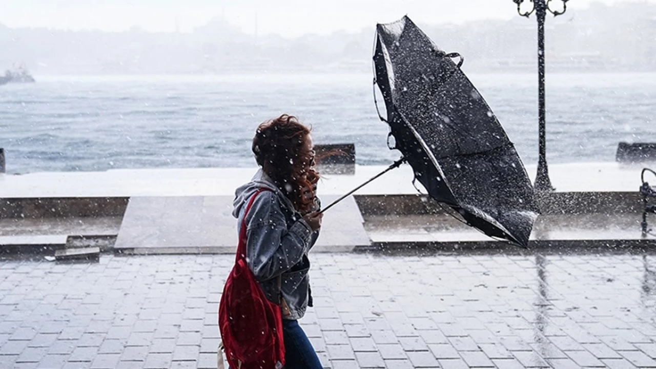 Afet ve Acil Durum Yönetimi Başkanlığı (AKOM), İstanbul için kuvvetli rüzgar ve sağanak yağış uyarısında bulundu.