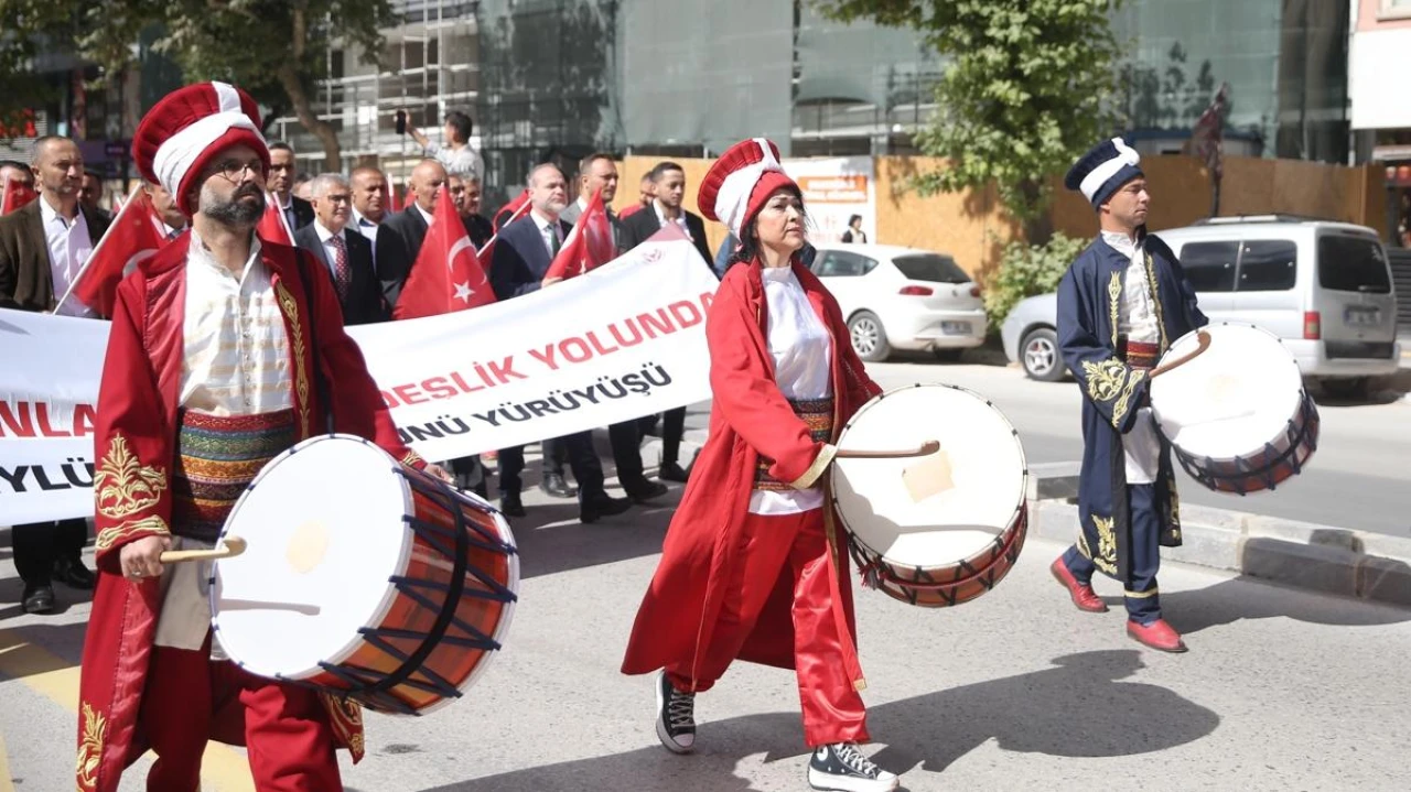 Davul sevgisi Ayşe Ezer'i mehter takımına taşıdı