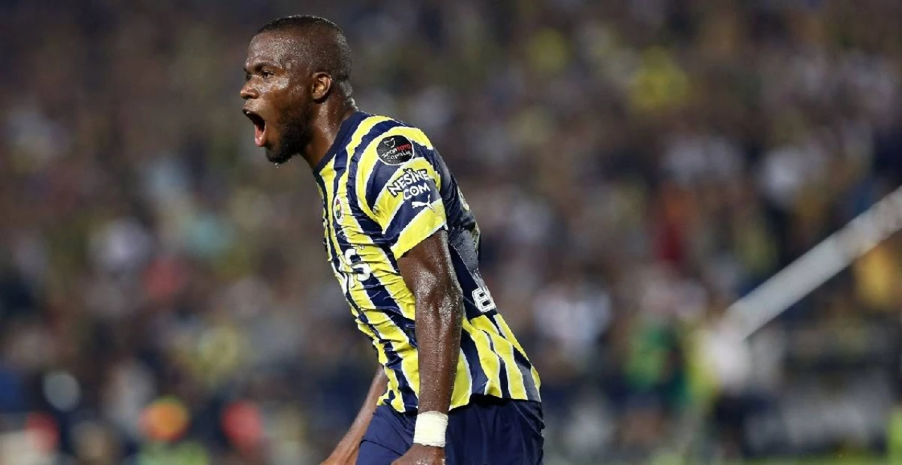 Fenerbahçe'nin eski golcüsü Valencia'nın transfer olduğu yeni takımı futbolseverleri şaşırttı