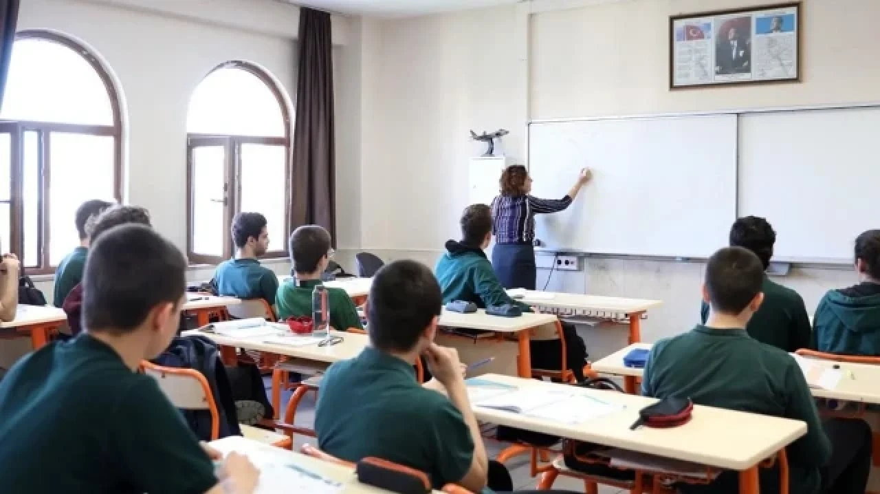 MEB 2025-2026 Eğitim Öğretim Yılı Ara Tatil Takvimi Belli Oldu: Öğrencileri Bekleyen Yeni Tatil Süreleri ve Sömestr Tarihi Açıklandı!
