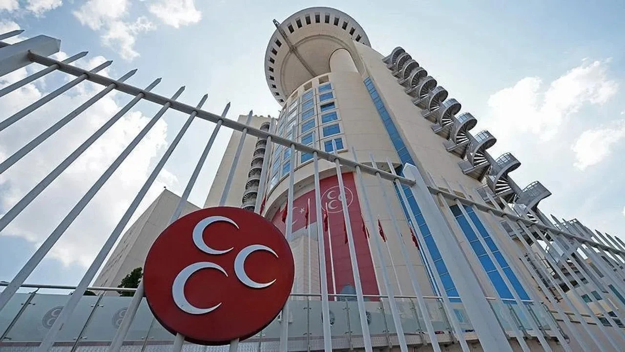 Milliyetçi Hareket Partisi, disiplin kurulunun kararıyla iki ismi partiden ihraç ediyor
