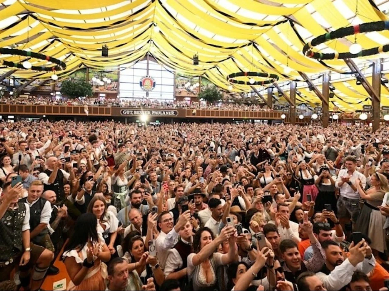 Münih'te Geleneksel Oktoberfest Kutlamaları Coşkuyla Başladı