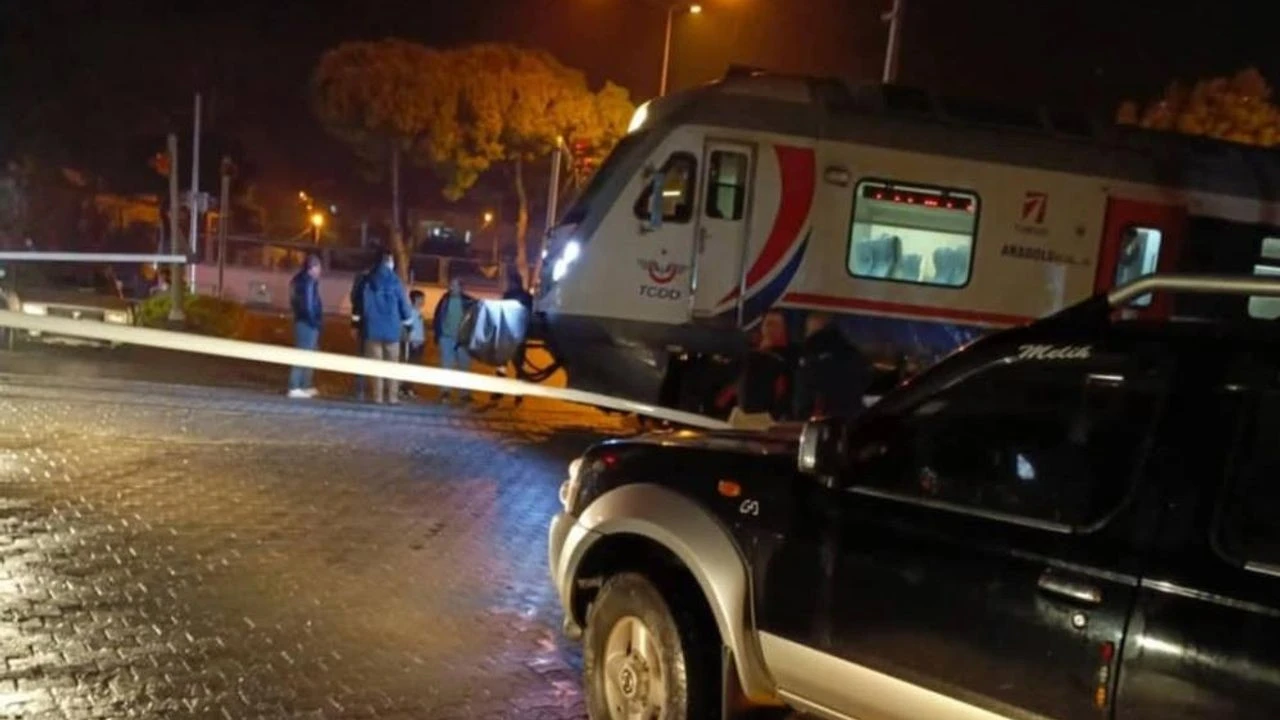 Çaycuma'da Tren ve Motosiklet Çarpıştı: Yaralı Sürücü Hastaneye Kaldırıldı, Polis Soruşturma Başlattı.