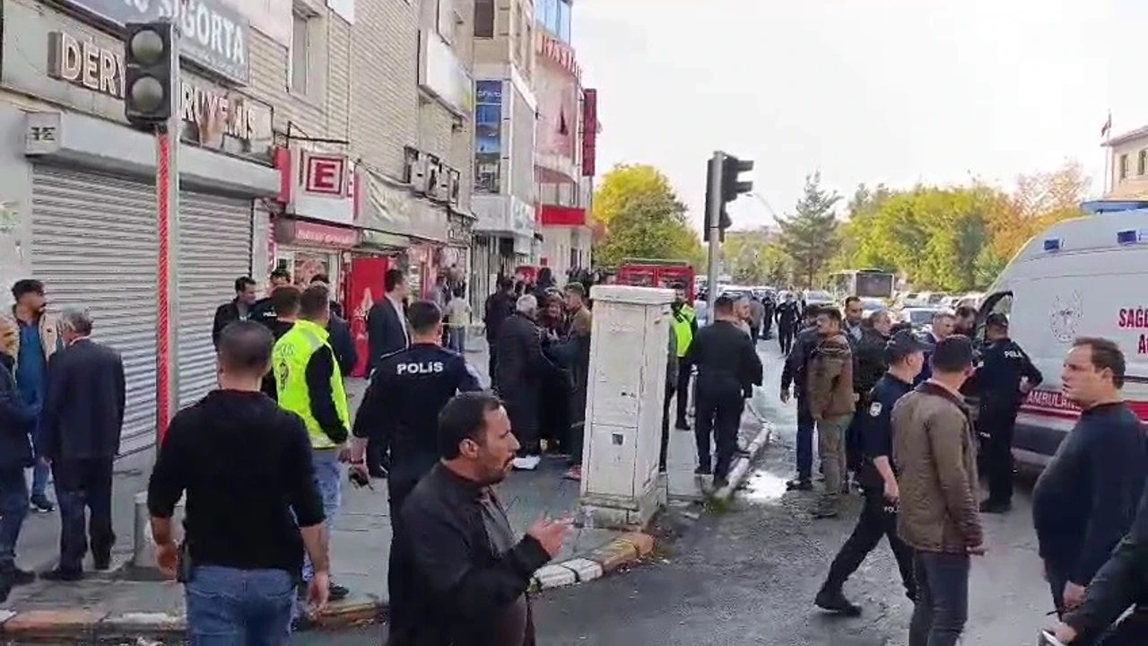 Ağrı'da Dörtyol Kavşağı'nda silahlı kavgada 4 kişi yaralandı, durumu ağır olan 2 kişi var.
