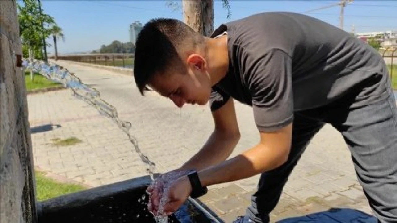 Adana'da Ekim'de sıcaklıklar hala yazı aratmıyor, termometreler 32-33 dereceyi gösteriyor.