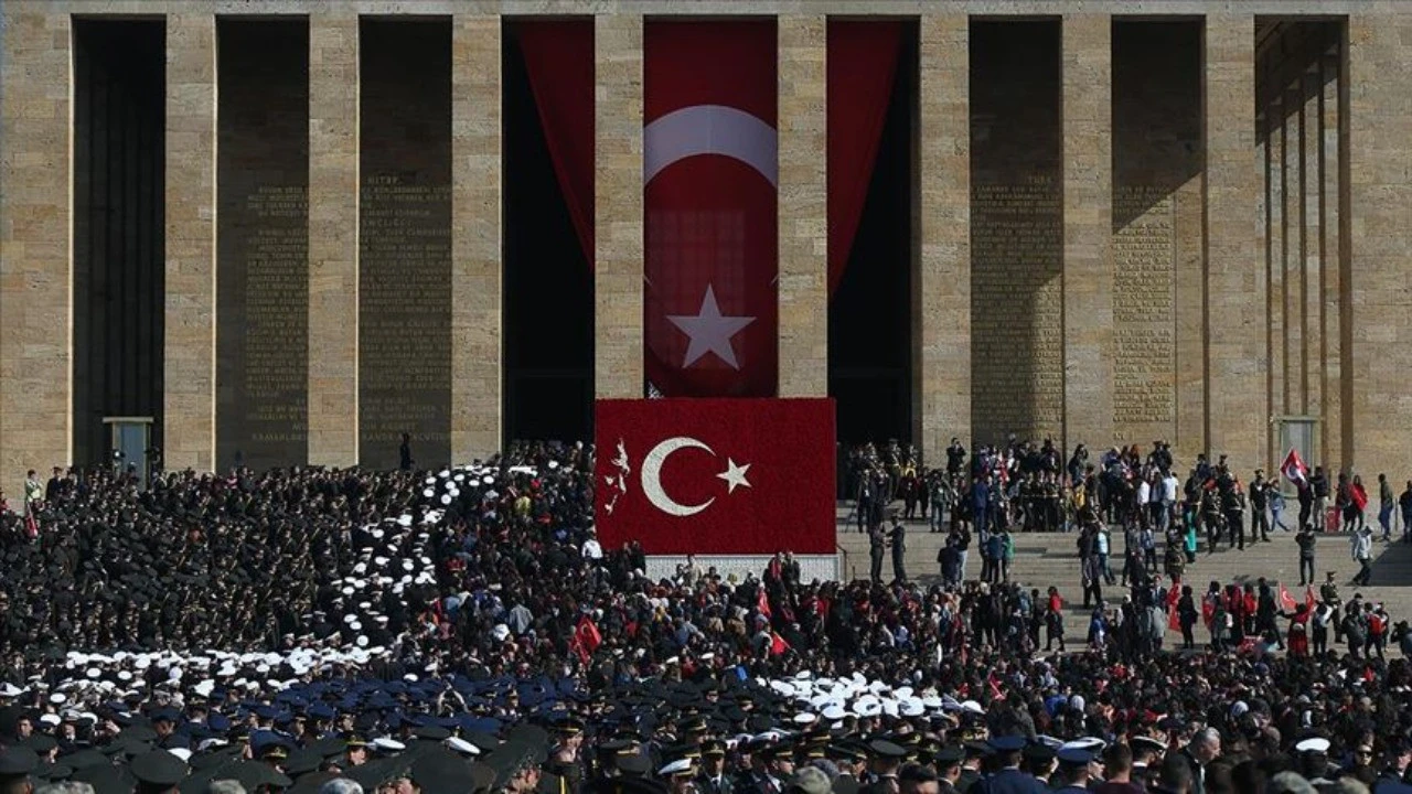 29 Ekim Cumhuriyet Bayramı resmi tatil olarak ilan edildi! 28 Ekim ise yarım gün olacak