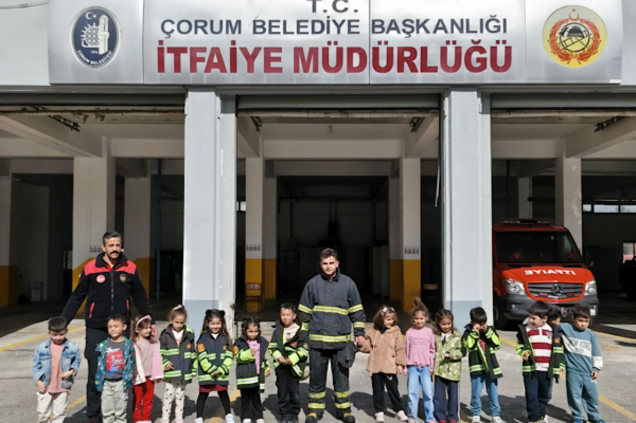 Çorum Belediyesi İtfaiye Müdürlüğü'nde öğrencilere yangın bilinci aşılandı ve itfaiye araçları tanıtıldı.
