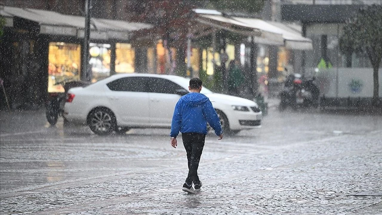 Meteoroloji 9 İl İçin Sarı Kodlu Uyarı Yaptı: Cuma Günü Şiddetli Yağış ve Fırtına Bekleniyor