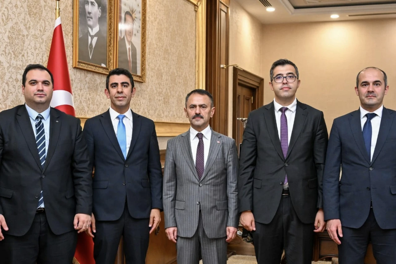 Vergi Müfettişi Mehmet Öner ve ekibi Çanakkale Valisi İlhami Aktaş'ı ziyaret etti.