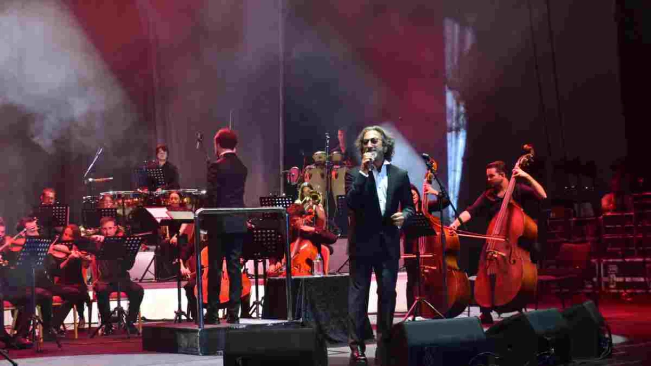 Bursa Festivali'nde ertelenen Fettah Can konseri yangınlar sonrası gerçekleşti, müzikseverler coşkuyla karşıladı.