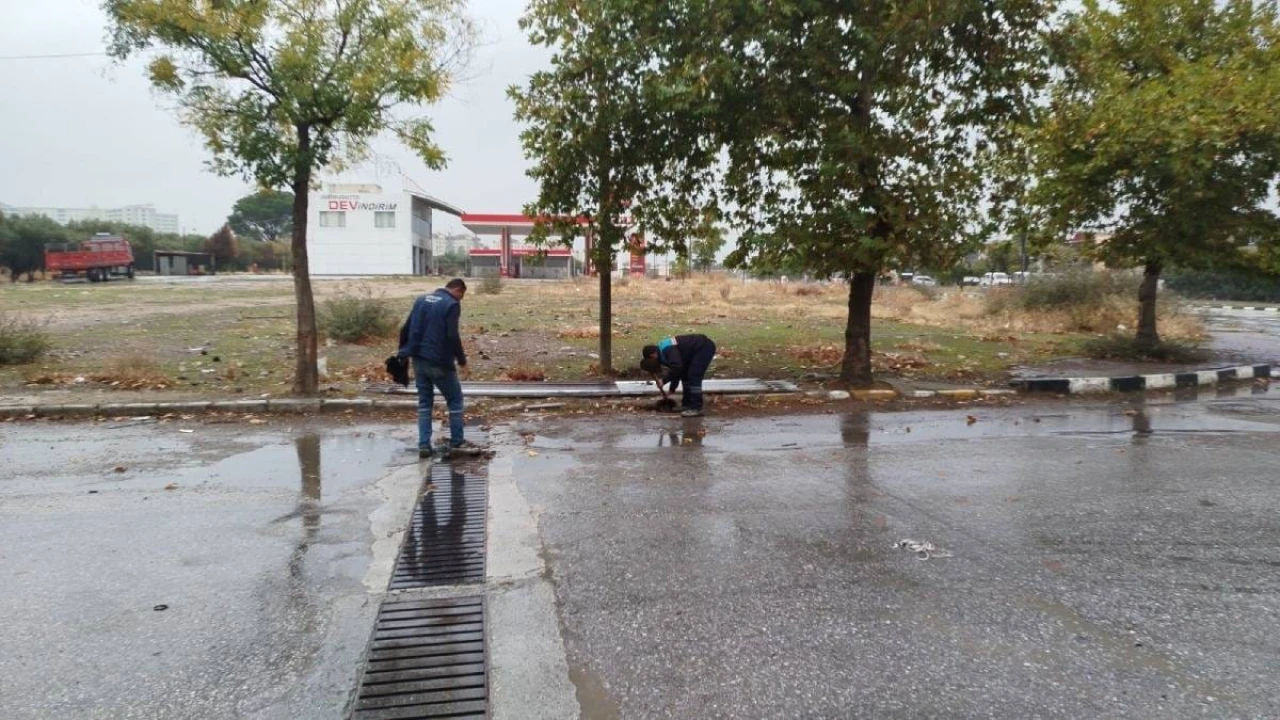 Büyükşehir Belediyesi ve MASKİ ekipleri yağmura karşı hazır şekilde görev başında