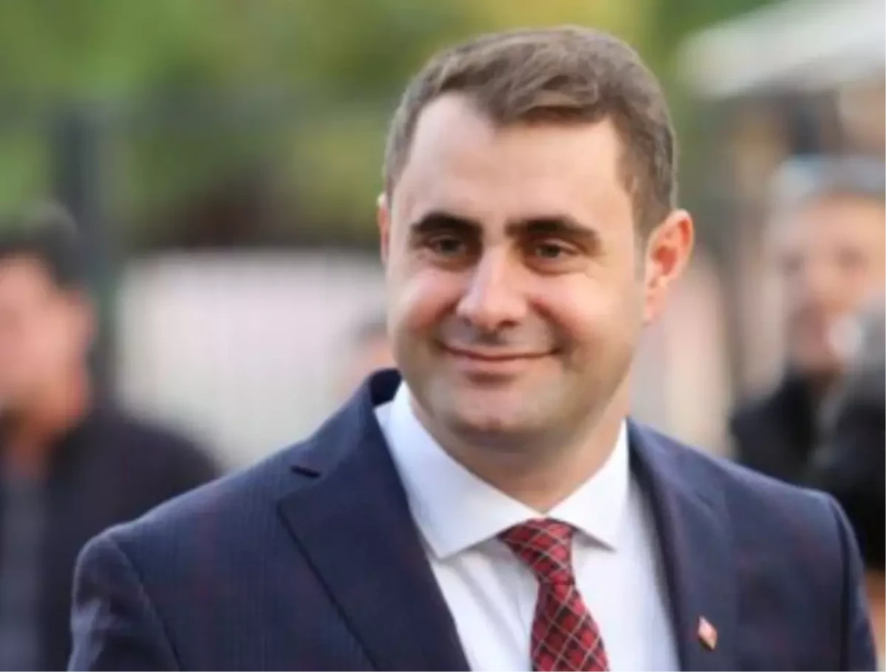 CHP İzmir İl Başkan Adayı Çağatay Güç, Konuşma Sırasında Baygınlık Geçirdi, Sağlık Durumu İyi.