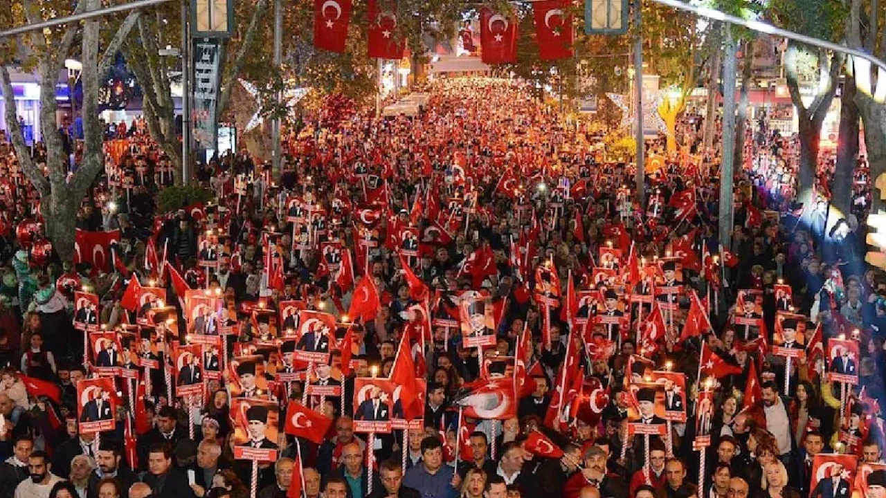 Coşkulu kutlamaya son saatler! Bağdat Caddesi Cumhuriyet yürüyüşü saat kaçta?