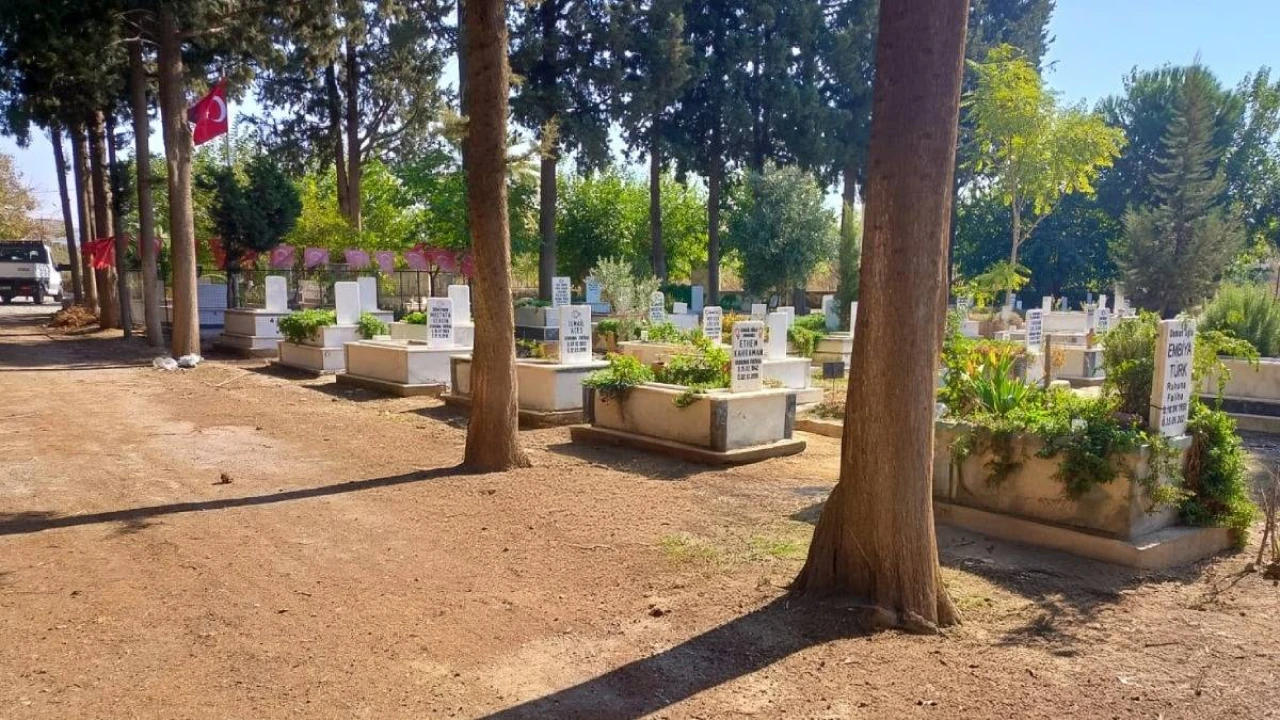 Mezarlık Bakımı Ekipleri Titiz Çalışmalarını Sürdürüyor, Vatandaşlar Rahatlıkla Ziyaret Edebilecek!