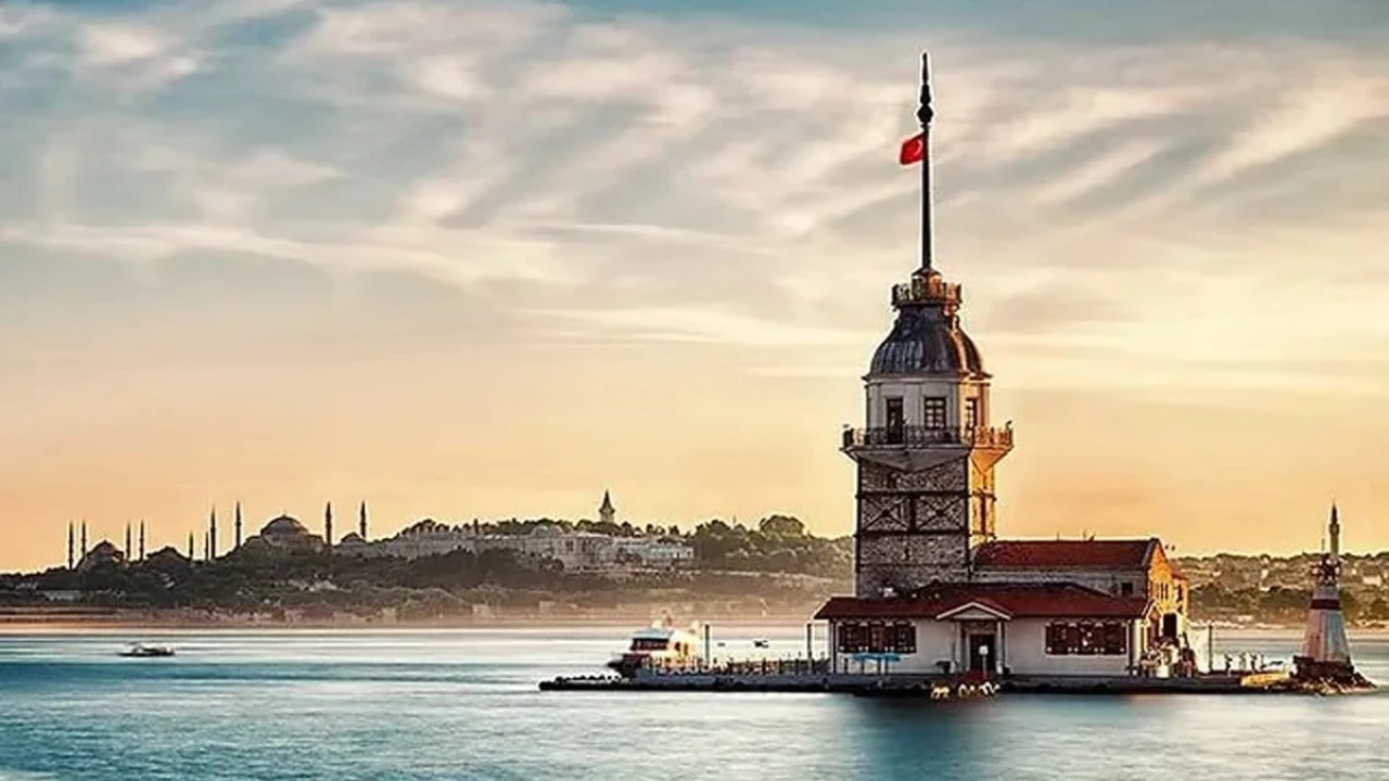 İstanbul'da Cuma Günü Parçalı Bulutlu Hava: Sabah Serinliği ve Öğle Güneşi Bekleniyor