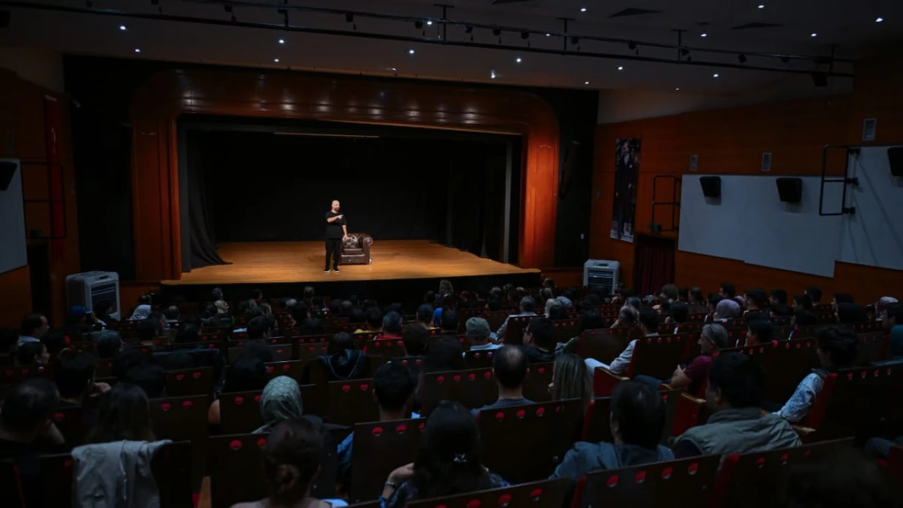Tahsin Hasoğlu: İZKİTAP'ta Sahne Aldı, İzmir Sanat'ta Enerjisiyle İzleyicileri Coşturdu!