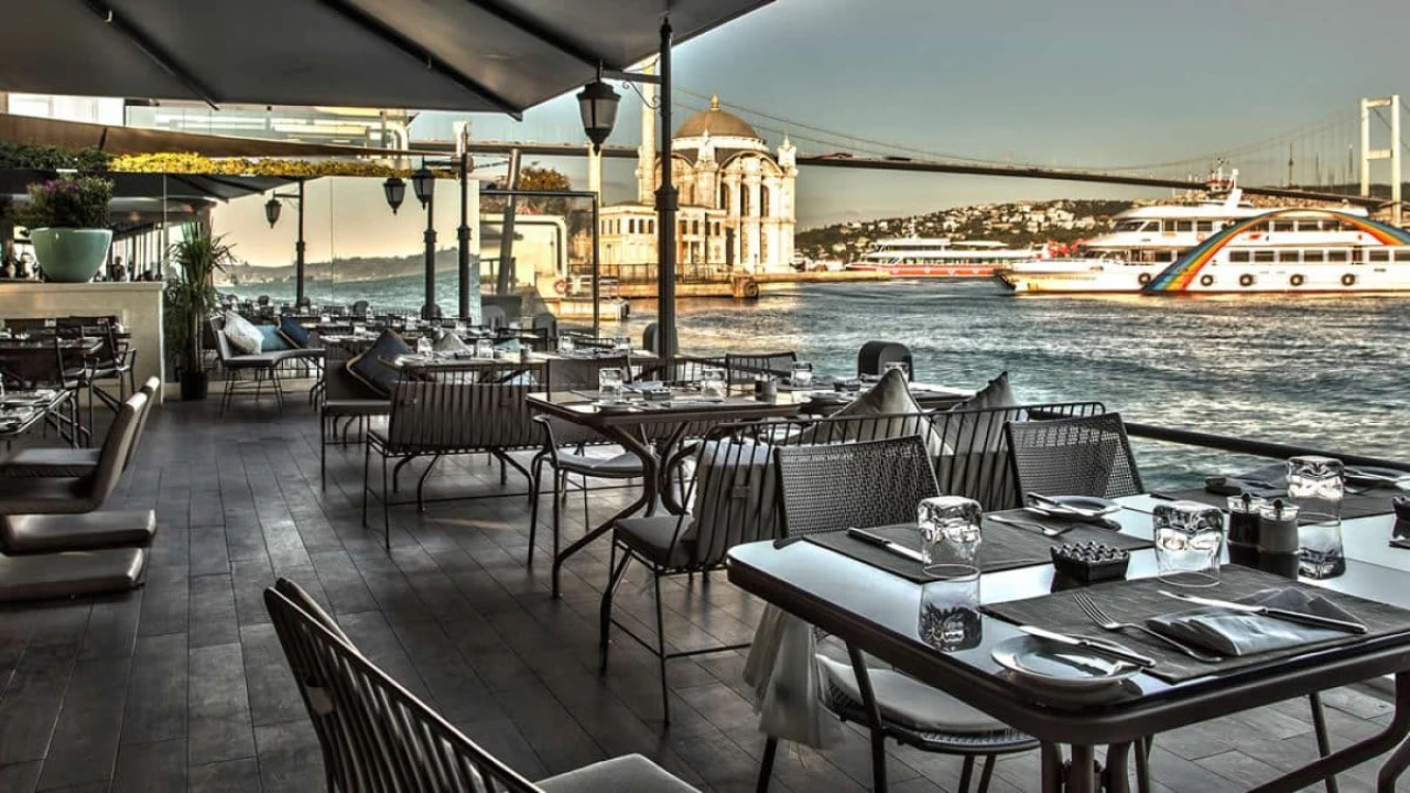 İstanbul Kafelerinde Tartışmalı Masa Kullanım Ücreti Uygulamasına Tepkiler Büyüyor