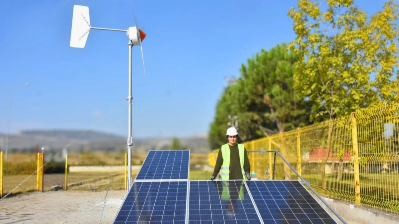 Demir Çolak, Eğitimde Yenilenebilir Enerji İçin Örnek Projelere İmza Attı