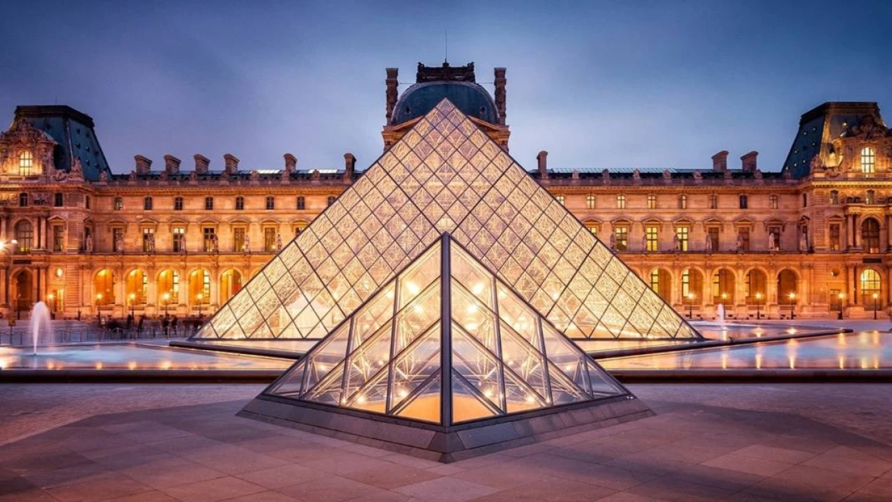 Paris Louvre Müzesi'nde Değerli Mücevher Soygunu: Hırsızlar Apollon Galerisi'ni Yağmaladı!