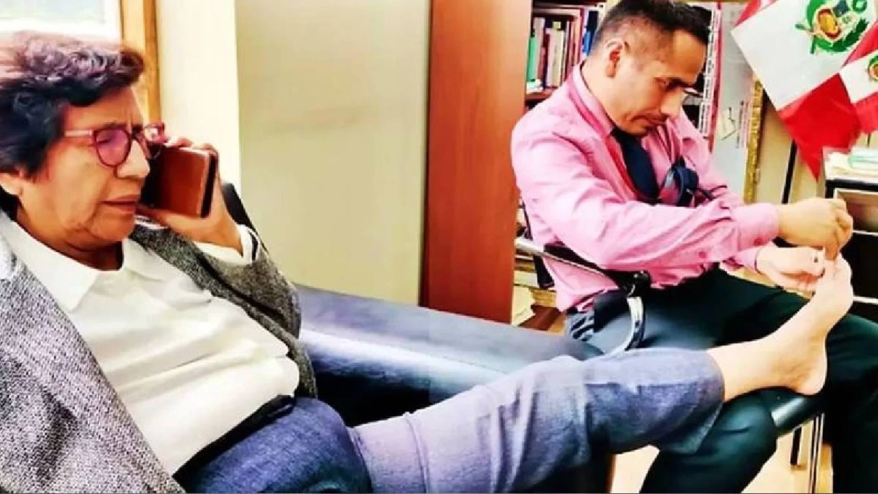 Milletvekili yardımcısının ayak tırnaklarını kestirdiği iddia edildi!